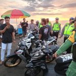 Ket poto: Tim gabungan Polsek Negara amankan pelaku aksi trek-trekan di Pesisir Pantai Baluk Rening
