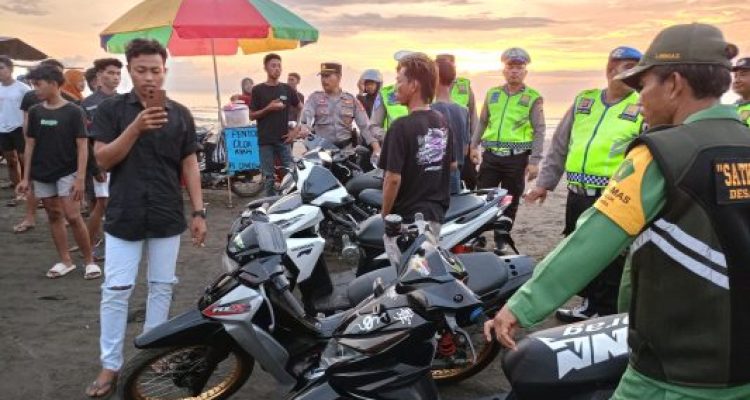 Ket poto: Tim gabungan Polsek Negara amankan pelaku aksi trek-trekan di Pesisir Pantai Baluk Rening