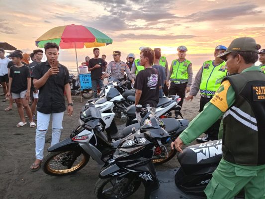 Ket poto: Tim gabungan Polsek Negara amankan pelaku aksi trek-trekan di Pesisir Pantai Baluk Rening