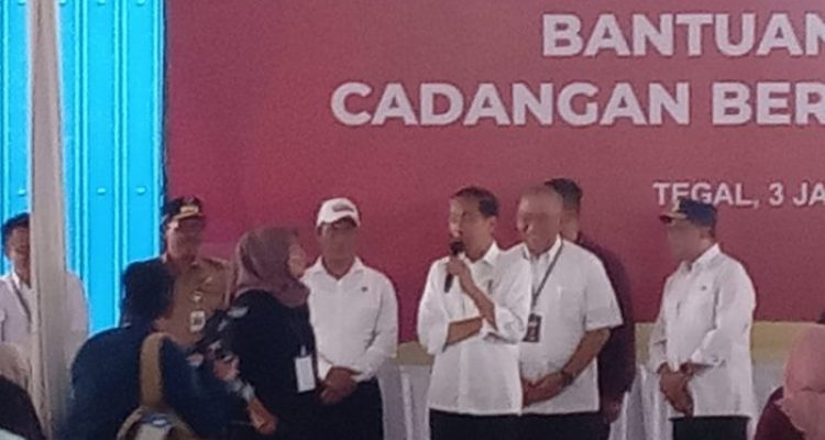 Ket poto: Presiden Jokowi saat berbincang-bincang dengan warga penerima beras bulog