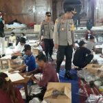 Ket poto: Kapolres Jembrana AKBP Endang Tri Purwanto pantau kegiatan pelipatan suara di Gedung Auditorium Pemkab Jembrana