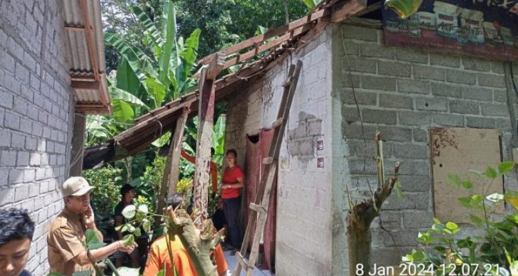 Ket poto: salah satu rumah warga jebol akibat hujan deras