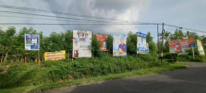 Ket poto: pemasangan baliho di salah satu lahan di Jembrana