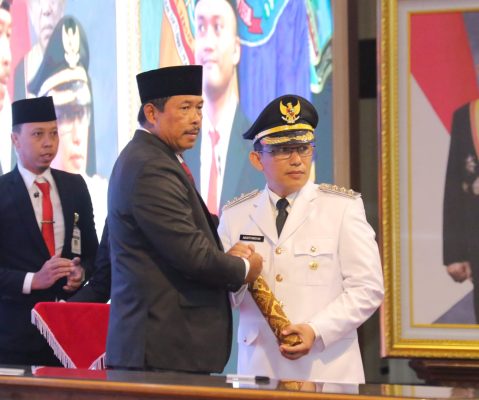 Ket poto: Penjabat (Pj) Gubernur Jawa Tengah Nana Sudjana melantik Agustyarsyah menjadi Pj Bupati Tegal di Gedung Gradhika Bhakti Praja, Kota Semarang,