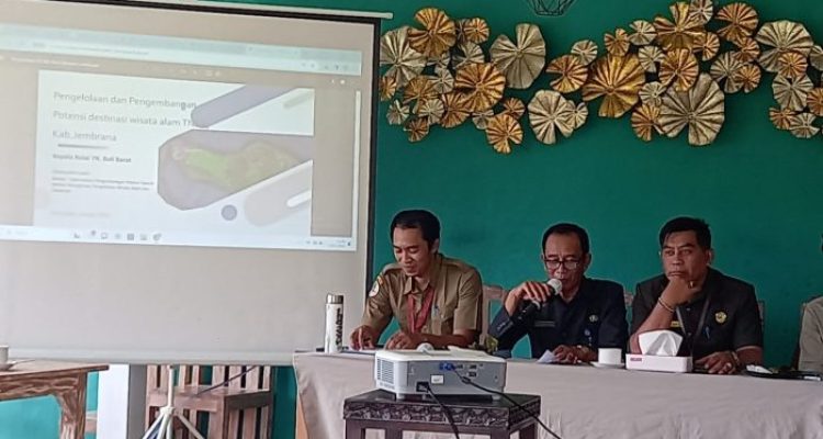 Ket poto: Asisten Setda Made Dwi Maharimbawa membuka bimtek bertajuk "peran jurnalis dan praktisi kehumasan mendukung penyebarluasan informasi pada strategi branding daerah dan optimalisasi pengembangan potensi dan pendapatan daerah. Dengan melibatkan praktisi kehumasan dibagian Prokopim dan Dinas Kominfo termasuk para awak media berlangsung Senin (15/1) di Nirwana Garden Dauhwaru.