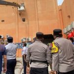 Ket poto: Petugas berusaha memadamkan kebakaran tempat karaoke