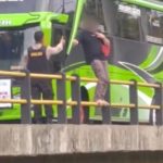 Ket poto: WNA mencoba lompat dari jembatan Pergung berhasil diamankan petugas kepolisian