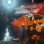 Ket poto: truk Fuso nyempung ke laut di Pelabuhan Gilimanuk