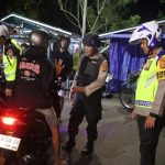 Ket poto: tim gabungan saat memeriksa pengguna sepeda motor