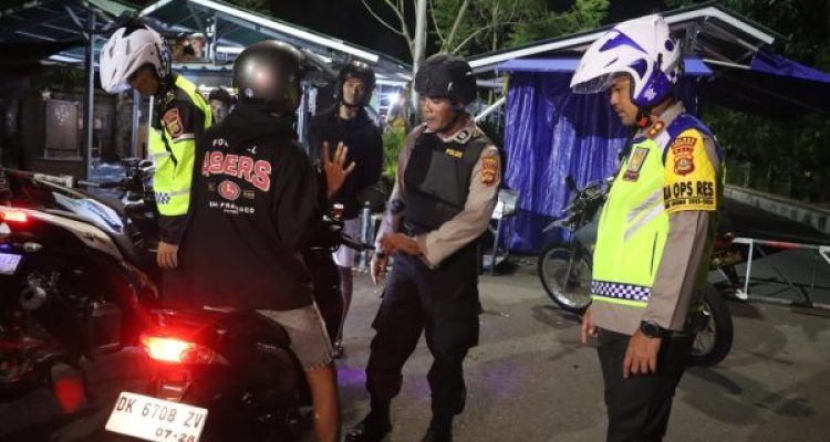 Ket poto: tim gabungan saat memeriksa pengguna sepeda motor Ket poto: tim gabungan saat memeriksa pengguna sepeda motor