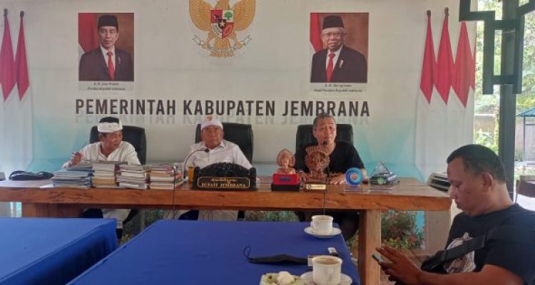 Ket poto: Film Producer and Director Reza B. Surianegara bersama Bupati Jembrana I Nengah Tamba