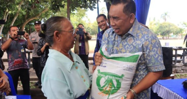 Ket poto: penyerahan di Kecamatan Negara