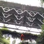 Img 20240212 Wa0001 Ket poto : Korban ditarik dari sungai ke jembatan