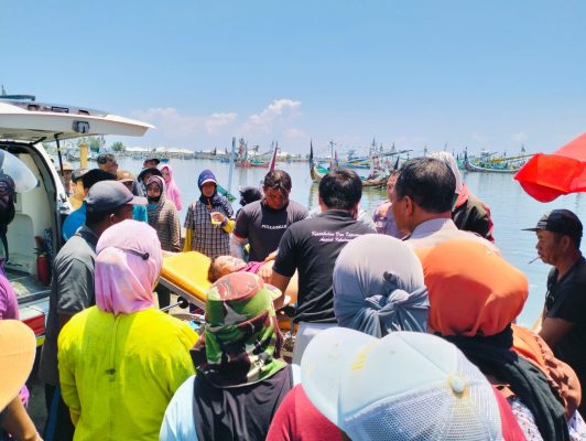 Ket poto: nelayan yang jatuh di Dermaga Pengambengan berhasil dievakuasi