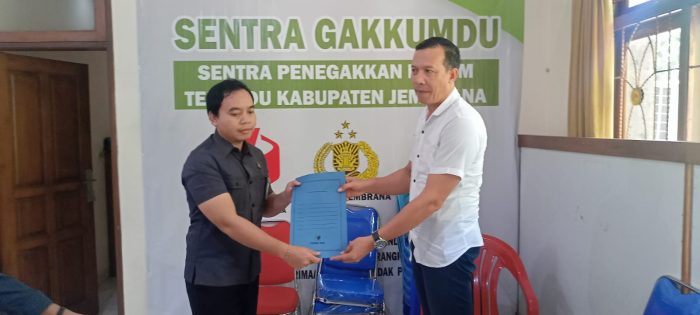 Ket poto: Calon legislatif (caleg) dari Partai Demokrat untuk Dapil 3 (Pekutatan), I Komang Suartika melapor ke Bawaslu Jembrana