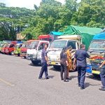 Ket poto: petugas gabungan saat melakukan pengecekan truk logistik pemilu di GOR Krisna Jvara