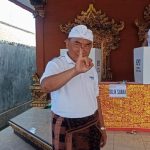 Ket poto: Bupati Jembrana I Nengah Tamba saat usai menggunakan hak pilihnya di TPS 13 Desa Kaliakah