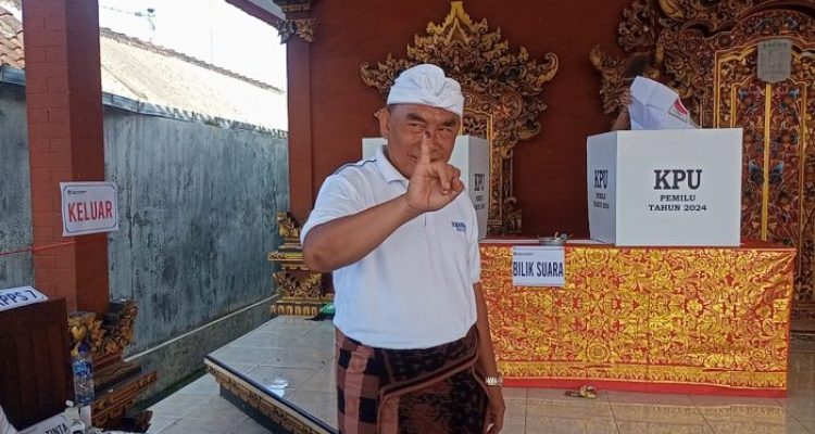 Ket poto: Bupati Jembrana I Nengah Tamba saat usai menggunakan hak pilihnya di TPS 13 Desa Kaliakah Ket poto: Bupati Jembrana I Nengah Tamba saat usai menggunakan hak pilihnya di TPS 13 Desa Kaliakah