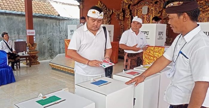 Ket poto: I Gede Ghumi Asvatha bersama Bupati Tamba saat melakukan pencoblosan di TPS 12 Desa Kaliakah