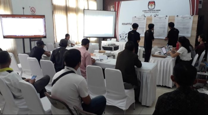 Ket poto: Proses rekapitulasi di salah satu kantor camat di Jembrana