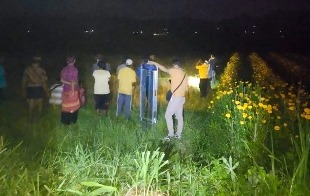 Ket poto: petugas saat mengevakuasi nenek yang meninggal di persawahan Subak Tibu Beleng