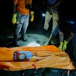 Ket poto : Tim INAFIS Polres Jembrana evakuasi mayat tanpa identitas di Gilimanuk