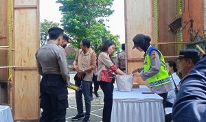 Ket poto: petugas kepolisian sedang mengecek undangan pleno tingkat kabupaten di Kabupaten Jembrana