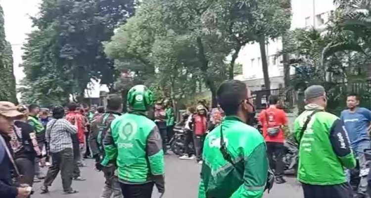 Ket poto: Ojol Surabaya Geruduk Apartemen Puncak Kertajaya