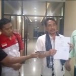 Ket poto: Komunitas Pejuang Jalanan (KPJ) Banyuwangi perlihatkan surat laporan usaimelapor ke Mapolresta Banyuwangi