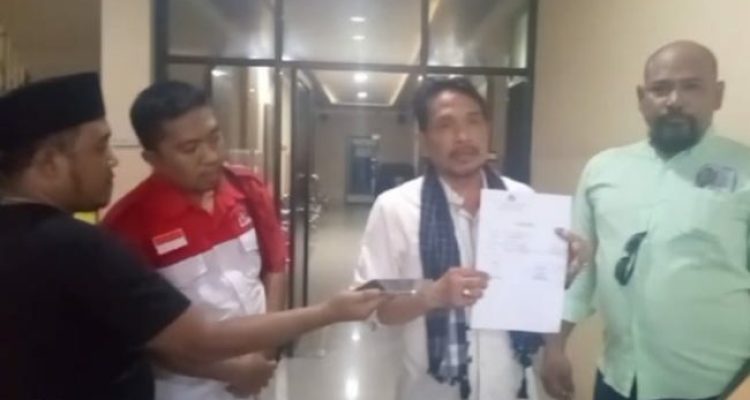 Ket poto: Komunitas Pejuang Jalanan (KPJ) Banyuwangi perlihatkan surat laporan usaimelapor ke Mapolresta Banyuwangi