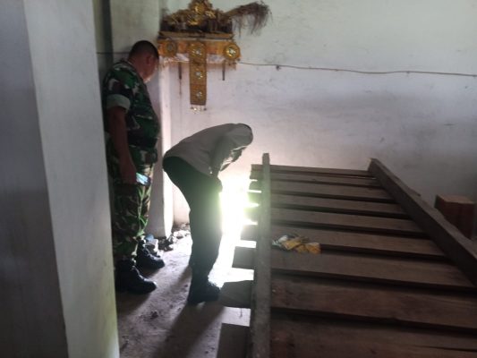 Ket poto: petugas sedang mengecek lobang di gudang Distributor makanan ringan di Desa Baluk