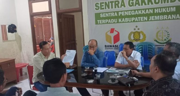 Ket poto: Pelapor tunjukan bukti kecurangan pemilu di hadapan Bawaslu Jembrana