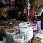 Ket poto: Salah satu pedagang sembako di pasar relokasi are parkir Pemkab Jembrana