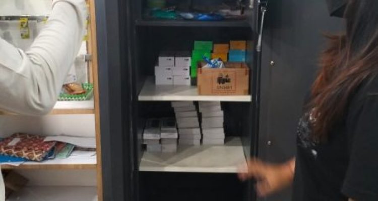 Ket poto: brankas konter hp di Mendoyo yang dibobol oleh maling