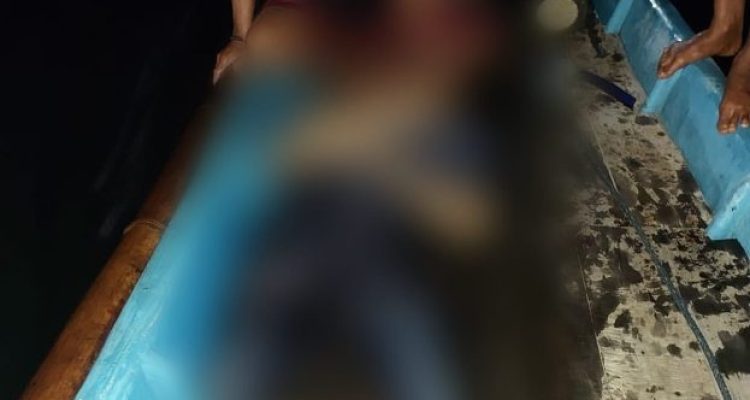 Ket poto: Korban tenggelam dievakuasi menuju kedaratan Ket poto: Korban tenggelam dievakuasi menuju kedaratan