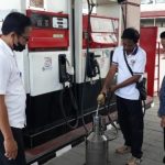 Ket poto: Petugas saat tera ulang bensin di salah sati SPBU di Jembrana