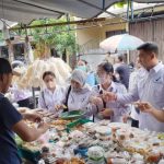 Ket poto: Petugas saat memerika makanan takjil di Pasar Ramadan Loloan