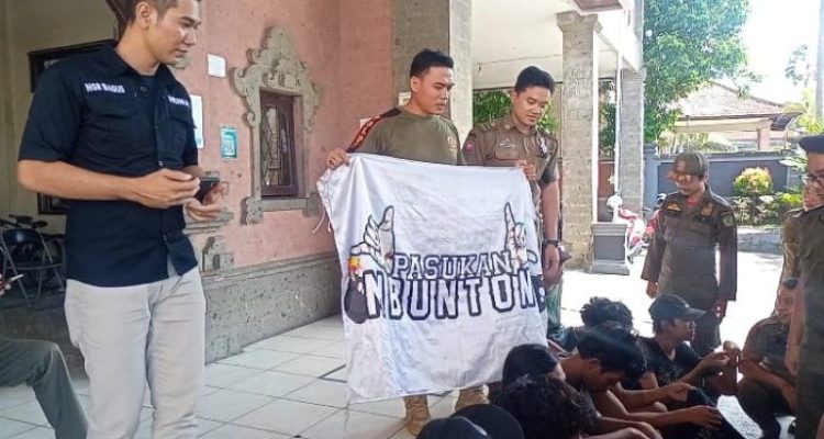 Ket poto: anggota Satpol PP Jembrana periksa 10 orang yang mengaku suporter Persebaya di Kantor Satpol PP Jembrana