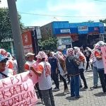 Ket poto: Simpatisan PSI demo ke Kantor DPD PSI Surabaya