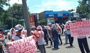 Ket poto: Simpatisan PSI demo ke Kantor DPD PSI Surabaya