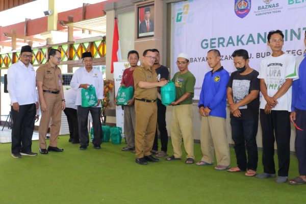 Ket poto: Pj Bupati Tegal serahkan secara simbolis Seribu Paket Bingkisan Ramadhan kepada warga