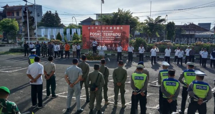 Ket. Foto : Pelaksanaan Apel Gelar Pasukan beberapa waktu lalu yang dilaksanakan Pemerintah Kota Denpasar melalui Dinas Perhubungan di halam Kantor UPT Terminal Ubung yang bersinergi bersama TNI, Polri, Sat Pol PP, Organda serta instansi terkait lainya dalam mendukung optimalisasi serta kelancaran pelaksanaan mudik lebaran tahun ini.