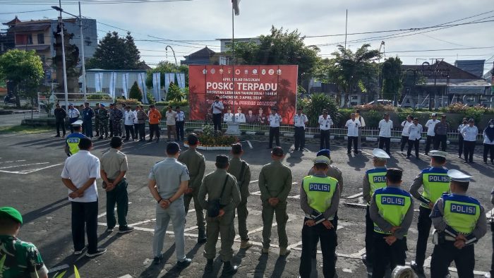Ket. Foto : Pelaksanaan Apel Gelar Pasukan beberapa waktu lalu yang dilaksanakan Pemerintah Kota Denpasar melalui Dinas Perhubungan di halam Kantor UPT Terminal Ubung yang bersinergi bersama TNI, Polri, Sat Pol PP, Organda serta instansi terkait lainya dalam mendukung optimalisasi serta kelancaran pelaksanaan mudik lebaran tahun ini.