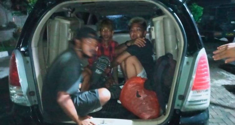 Ket poto: 3 pelaku di serahterimaka oleh Polsek Mendoyo kepada Polsek Kuta Badung