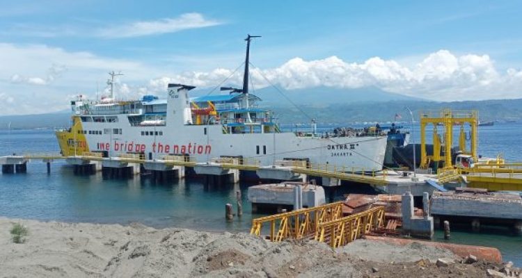 Ket poto: Salah satu kapal berkapasitas besar di Pelabuhan Gilimanuk