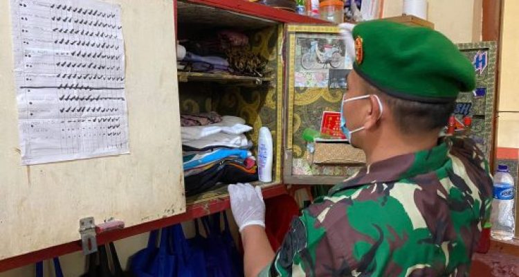 Ket poto: Petugas dari Kodim Jembrana menggeledah salah satu blok hunian di Rutan Negara