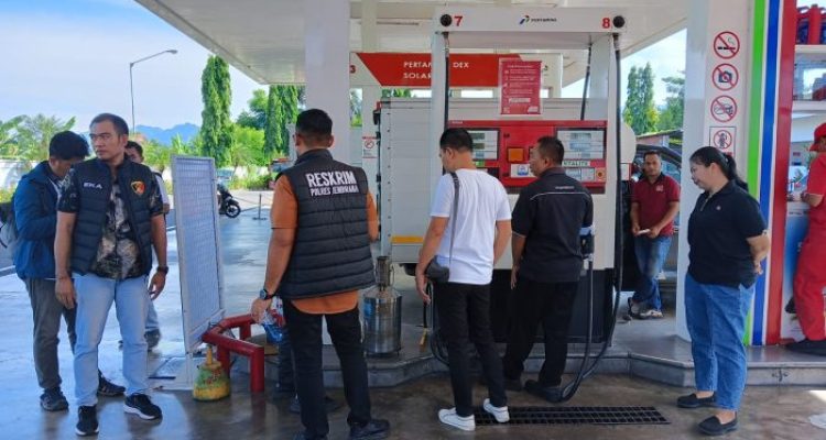 Ket poto: anggota Satreskrim Polres Jembrana sidak ke salah satu SPBU di Jembrana