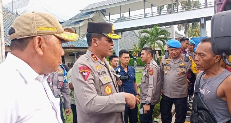 Ket poto: Kapolda Bali Irjen. (Pol) Ida Bagus Kade Putra Narendra berinteraksi dengan salah satu pemudik