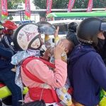 Ket poto: Salah satu pemudik mengajak anak-anak di Pelabuhan Gilimanuk Ket poto: Salah satu pemudik mengajak anak-anak di Pelabuhan Gilimanuk