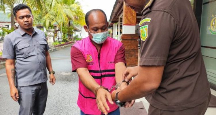 Ket poto: penjual rokok codong dilimpahkan ke Kejari Jembrana Ket poto: penjual rokok codong dilimpahkan ke Kejari Jembrana